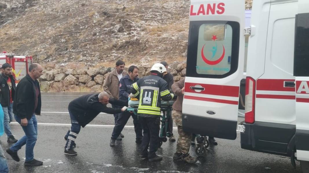 Minibüsle tır birbirine girdi: 1 ölü, 1'i çocuk 2 ağır yaralı 5